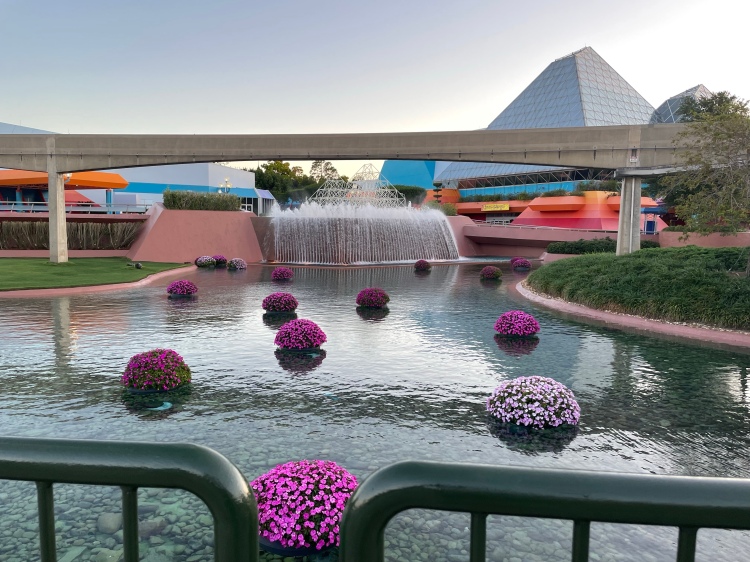 Epcot photo with link to Disney World Inspiration page.